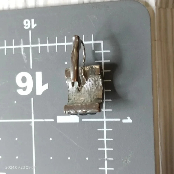 1/2" Silver Tone Hook Earrings Unsigned Beveled Pyramid Center Accent Pieces - Picture 8 of 10